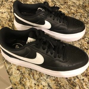 Nike Court Vista Alta Women’s Sneakers - 8.5